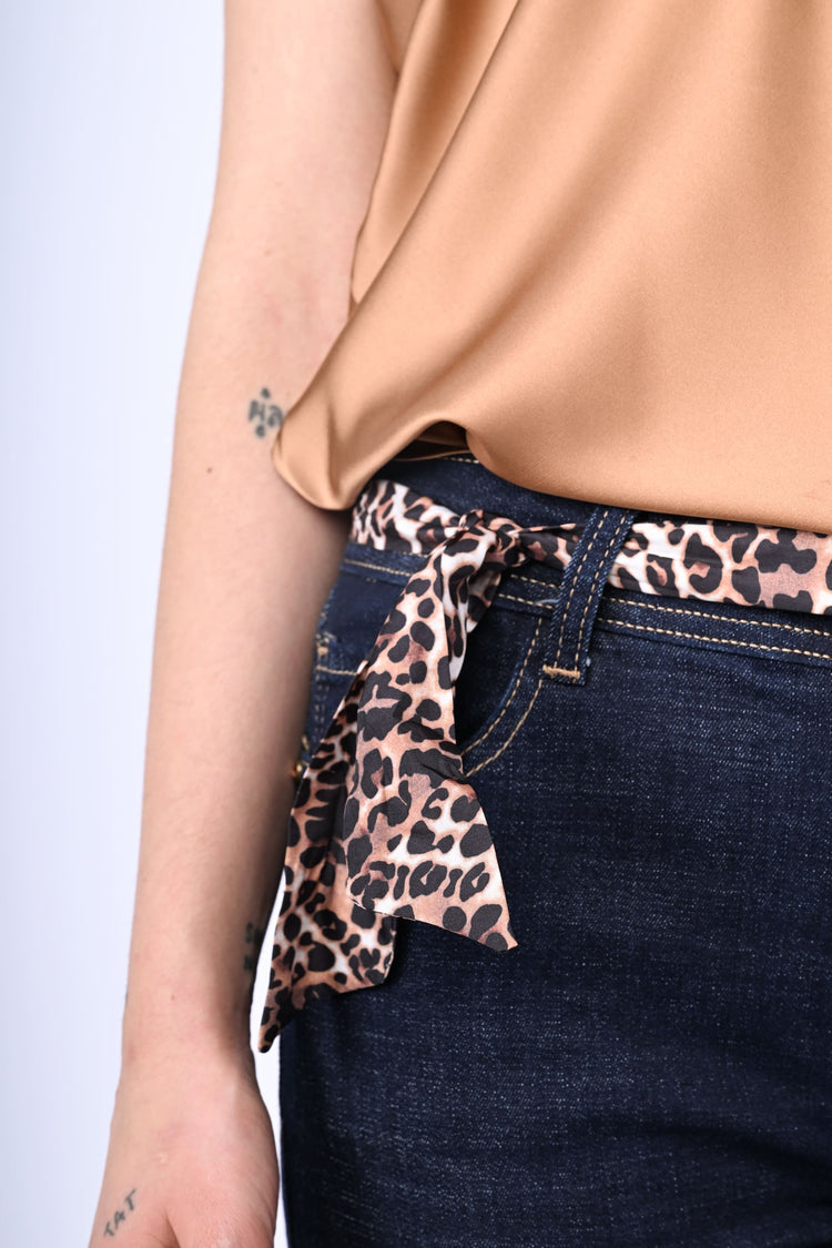 Jeans con fascia in vita animalier