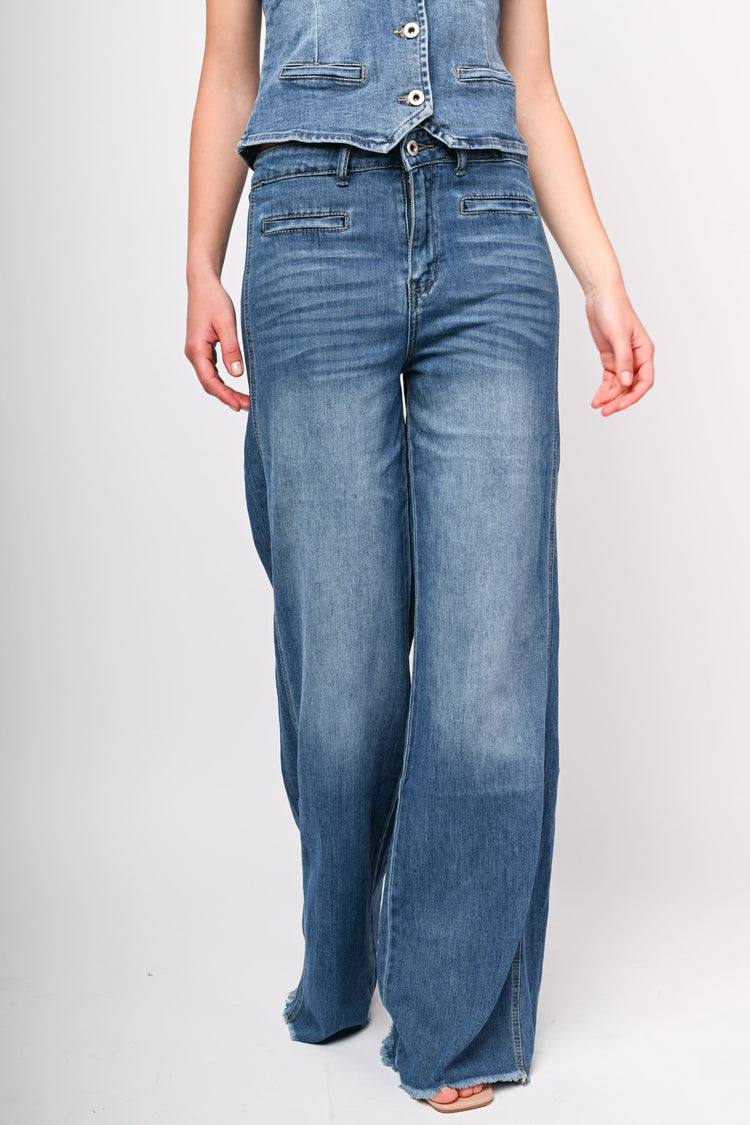 Jeans palazzo con orlo sfrangiato