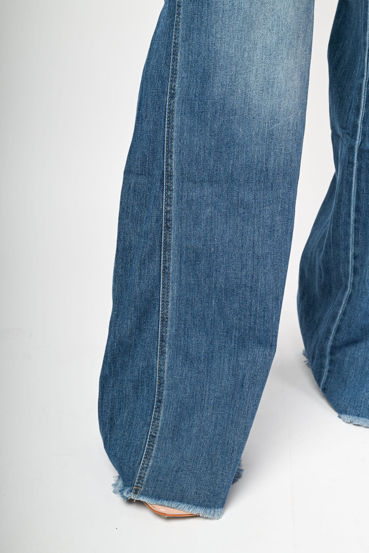 Jeans palazzo con orlo sfrangiato