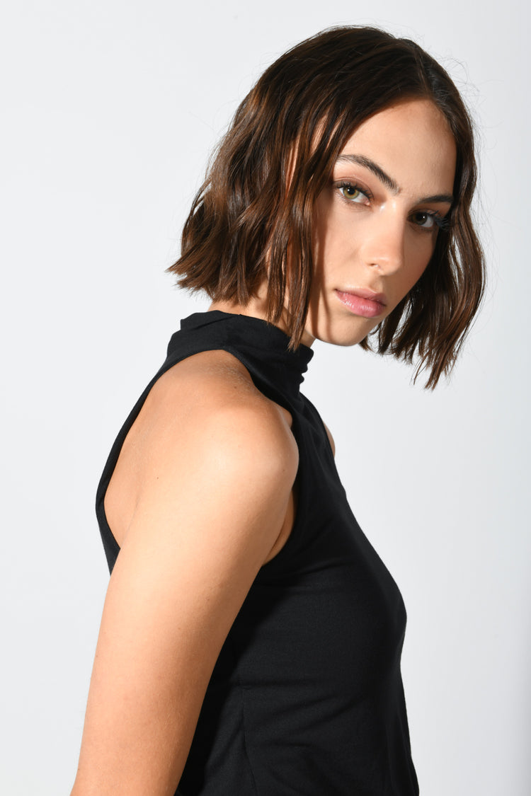 Maglia smanicata con colletto