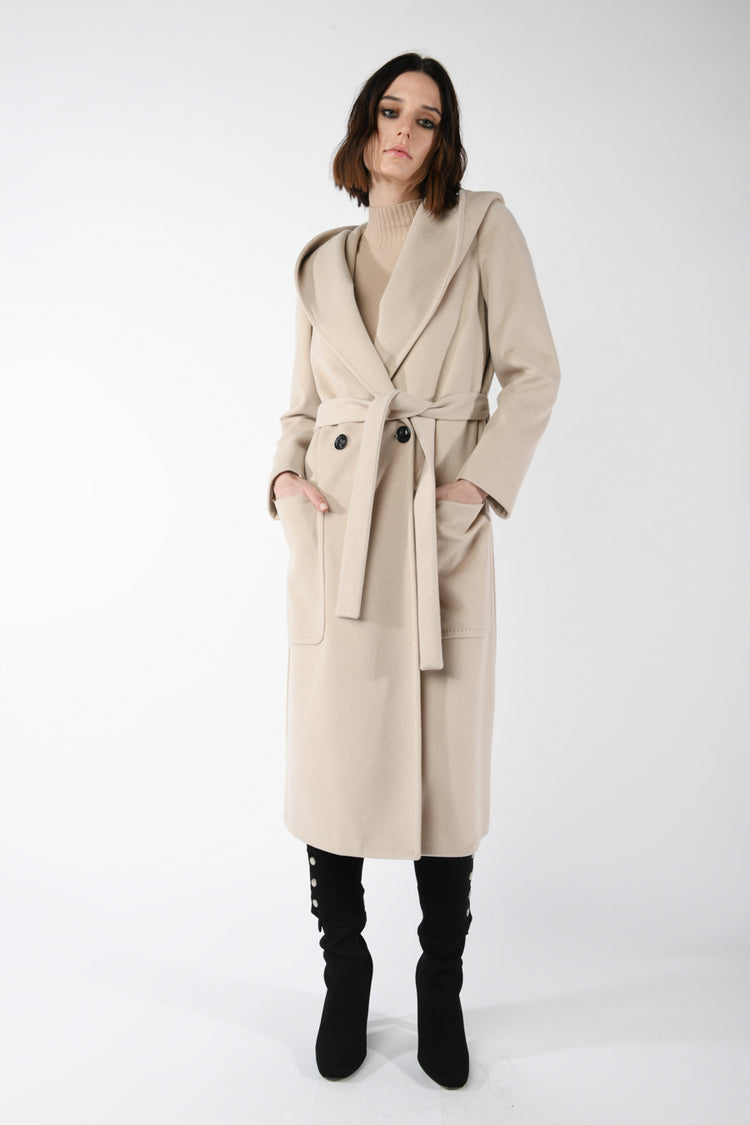 Cappotto con cappuccio e cintura