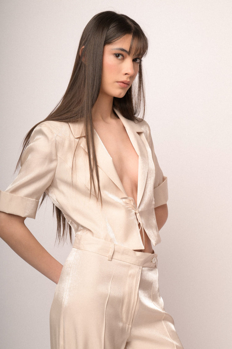 Blazer crop in raso avorio con laccetti