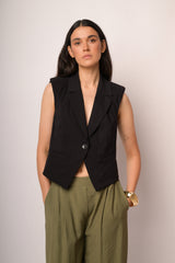 Gilet nero con revers e bottone