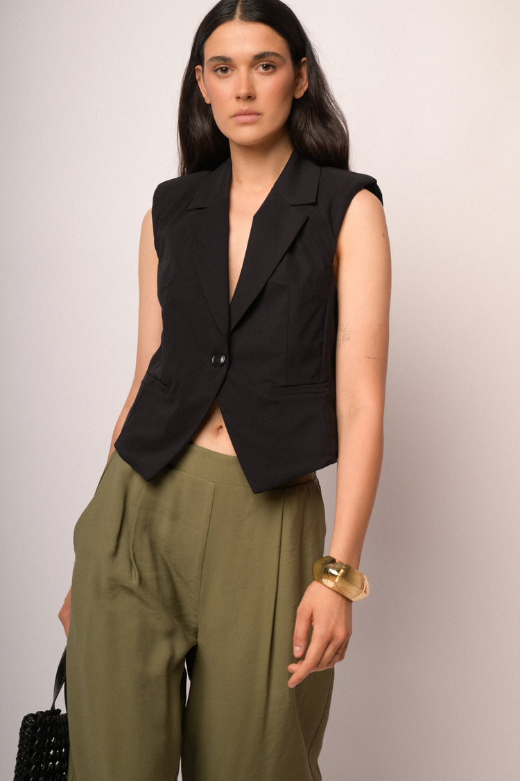 Gilet nero con revers e bottone