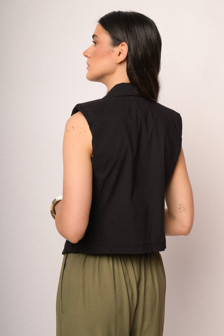 Gilet nero con revers e bottone