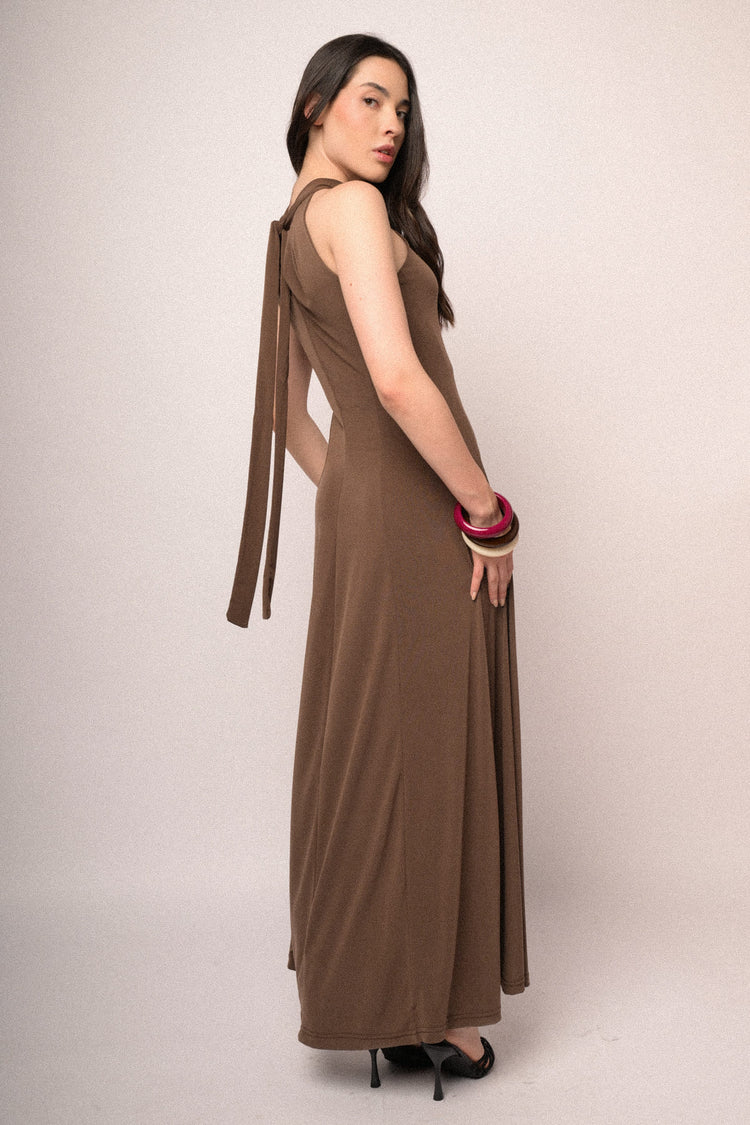 Abito lungo halter cioccolato con cut-out