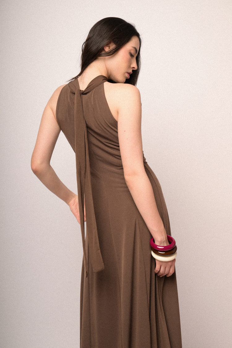 Abito lungo halter cioccolato con cut-out