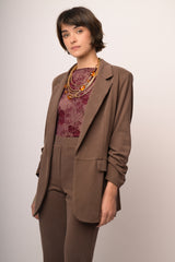Blazer open fit cioccolato con maniche arricciate