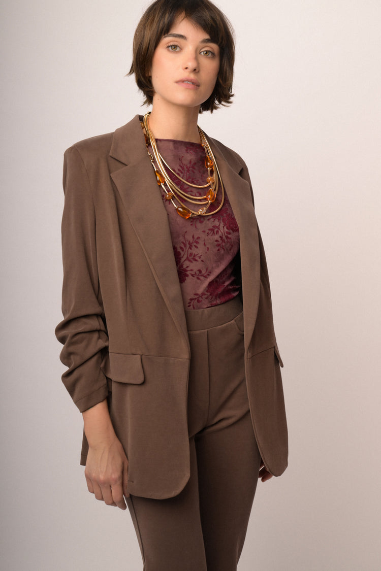 Blazer open fit cioccolato con maniche arricciate