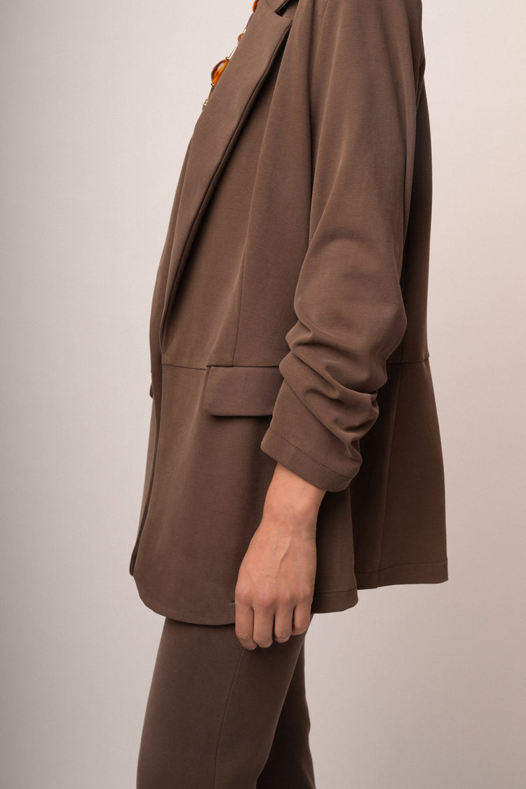 Blazer open fit cioccolato con maniche arricciate