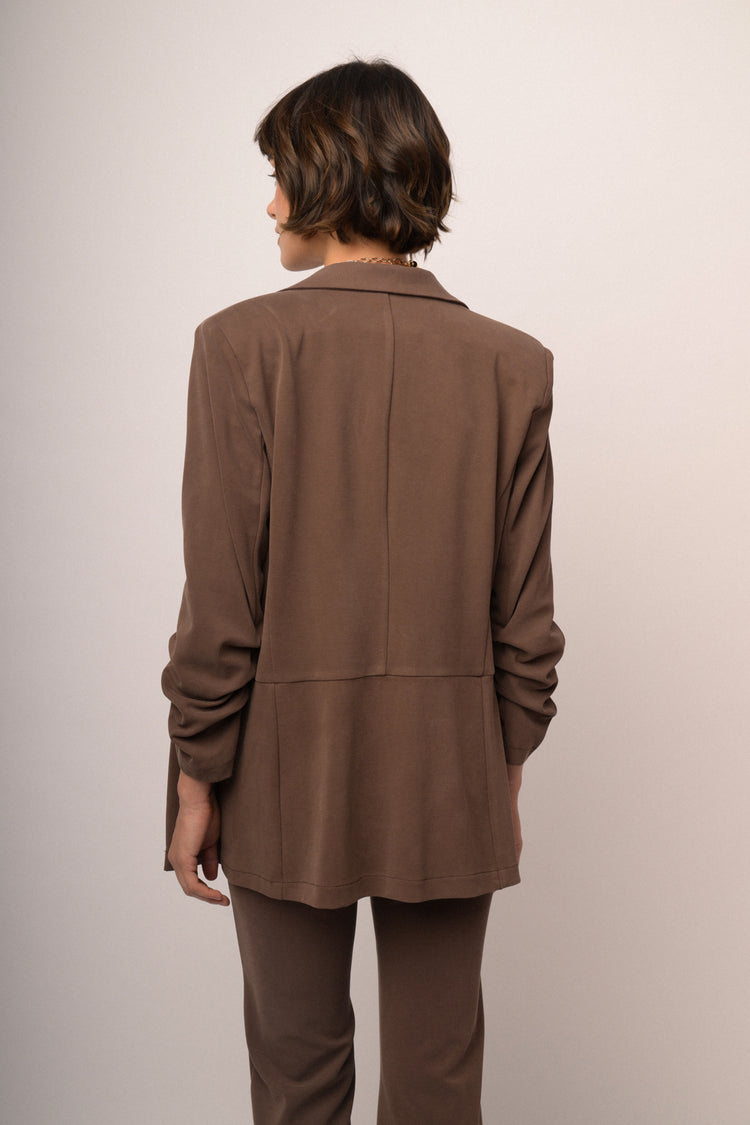 Blazer open fit cioccolato con maniche arricciate