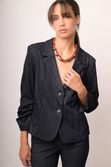 Blazer blu gessato con maniche crop e arricciate