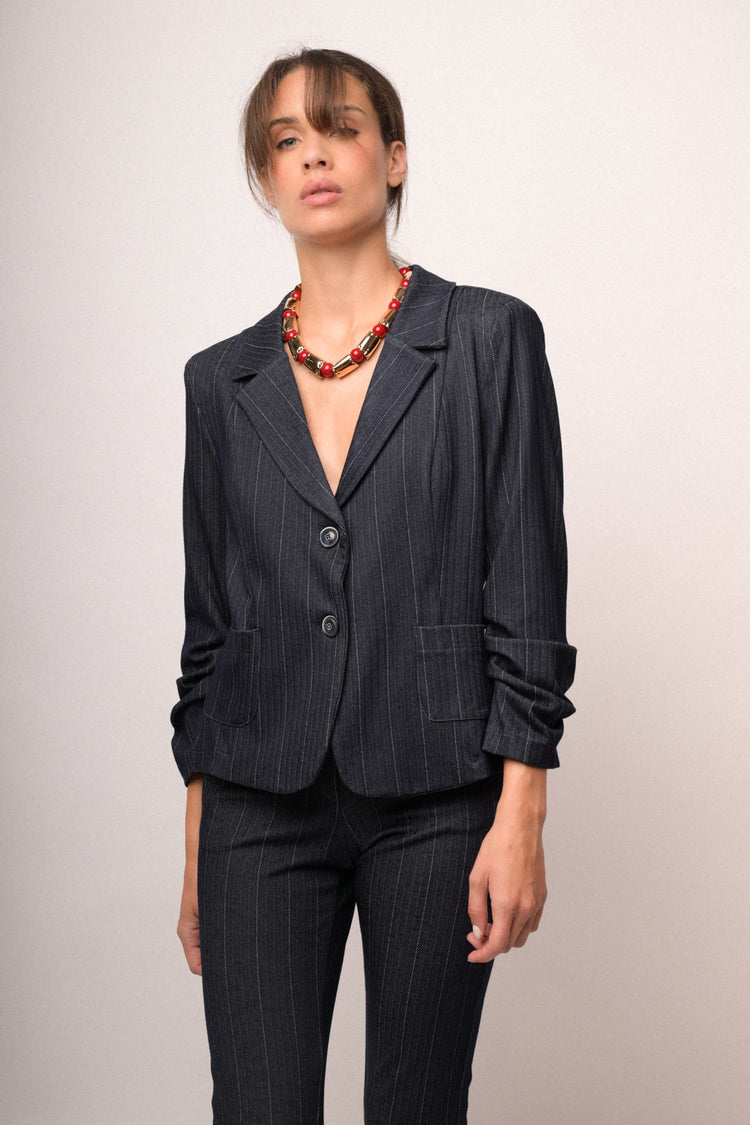Blazer blu gessato con maniche crop e arricciate