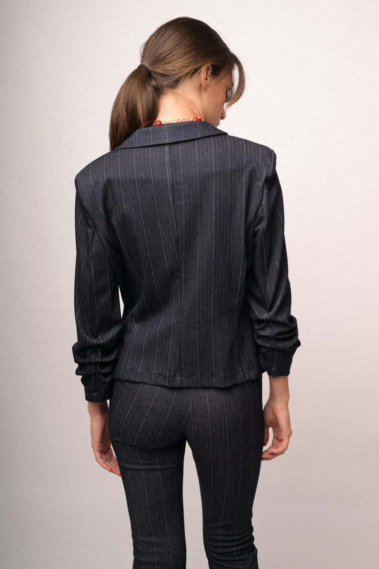 Blazer blu gessato con maniche crop e arricciate