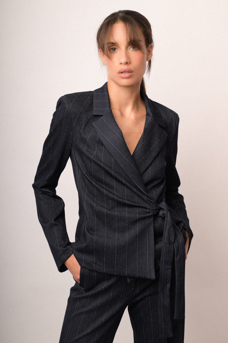 Blazer in gessato blu con laccetti da annodare