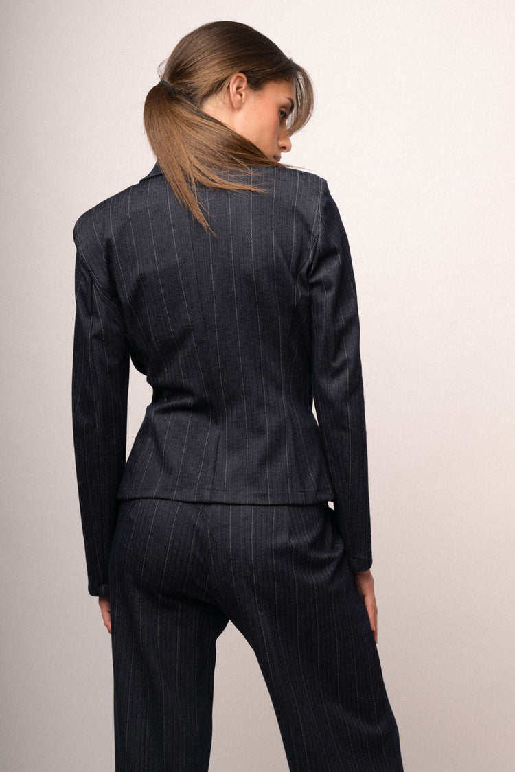 Blazer in gessato blu con laccetti da annodare