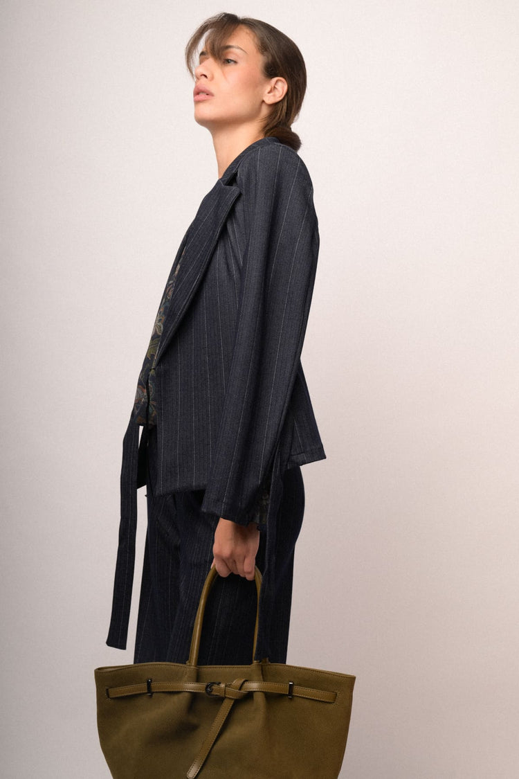 Blazer in gessato blu con laccetti da annodare