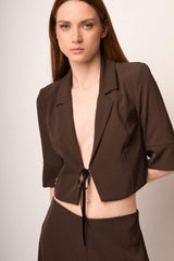 Blazer crop cioccolato con nastri da annodare