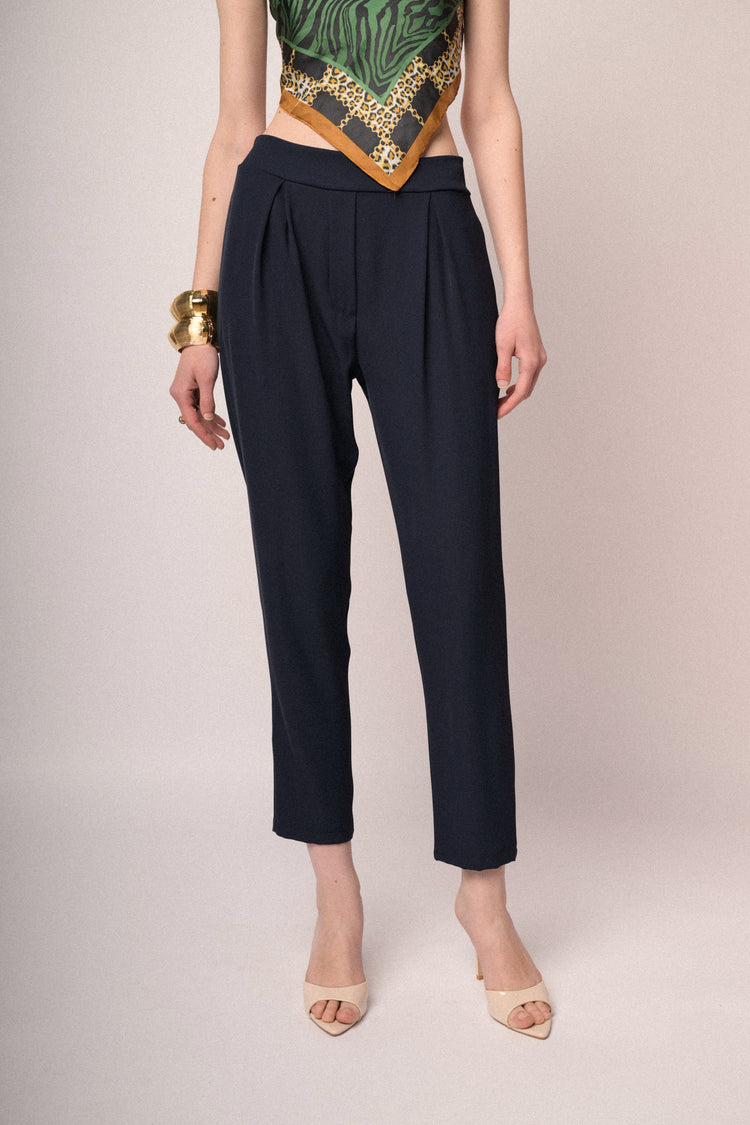Pantaloni basic in crêpe fluido blu con pieghe