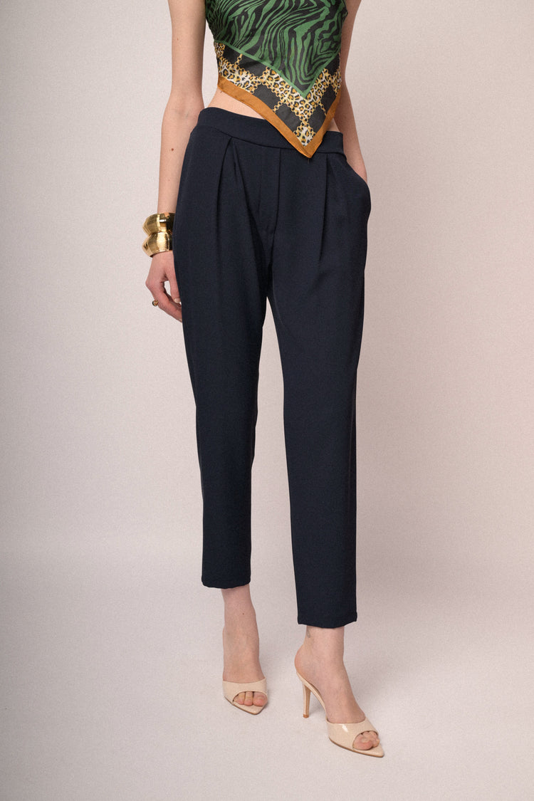 Pantaloni basic in crêpe fluido blu con pieghe