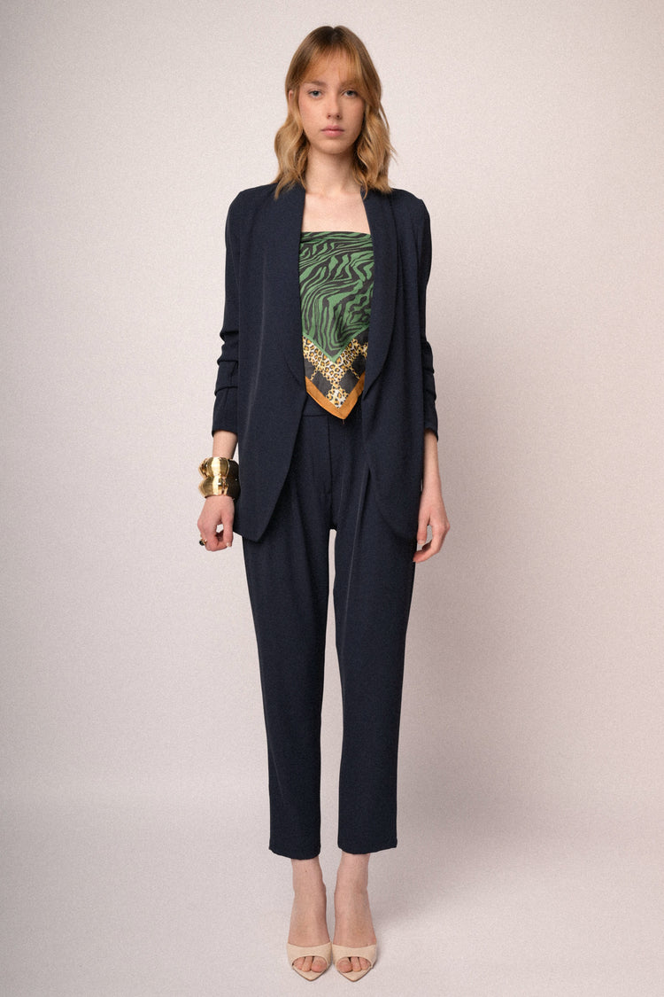 Pantaloni basic in crêpe fluido blu con pieghe