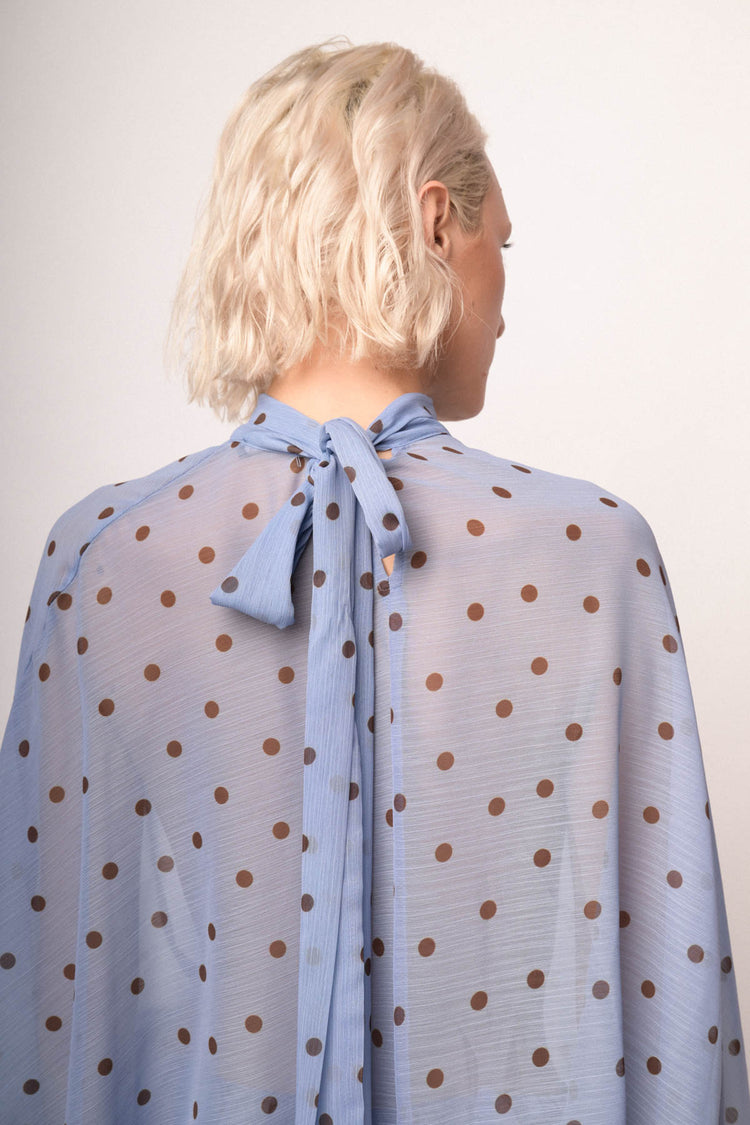 Blusa oversize blu denim con stampa pois e fiocco sul retro