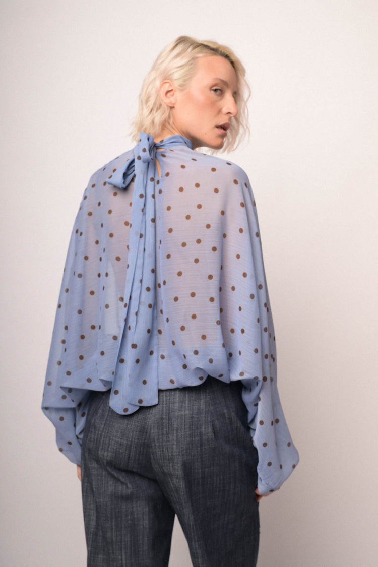Blusa oversize blu denim con stampa pois e fiocco sul retro
