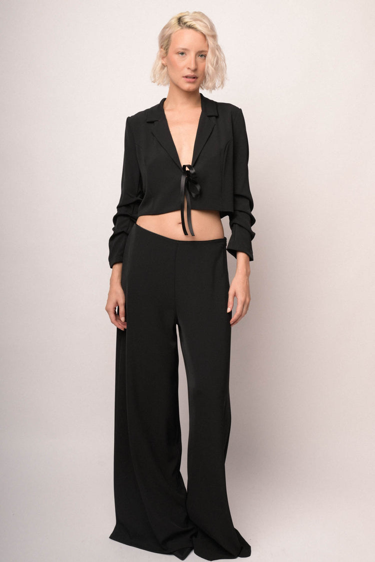 Blazer crop nero con nastro in raso