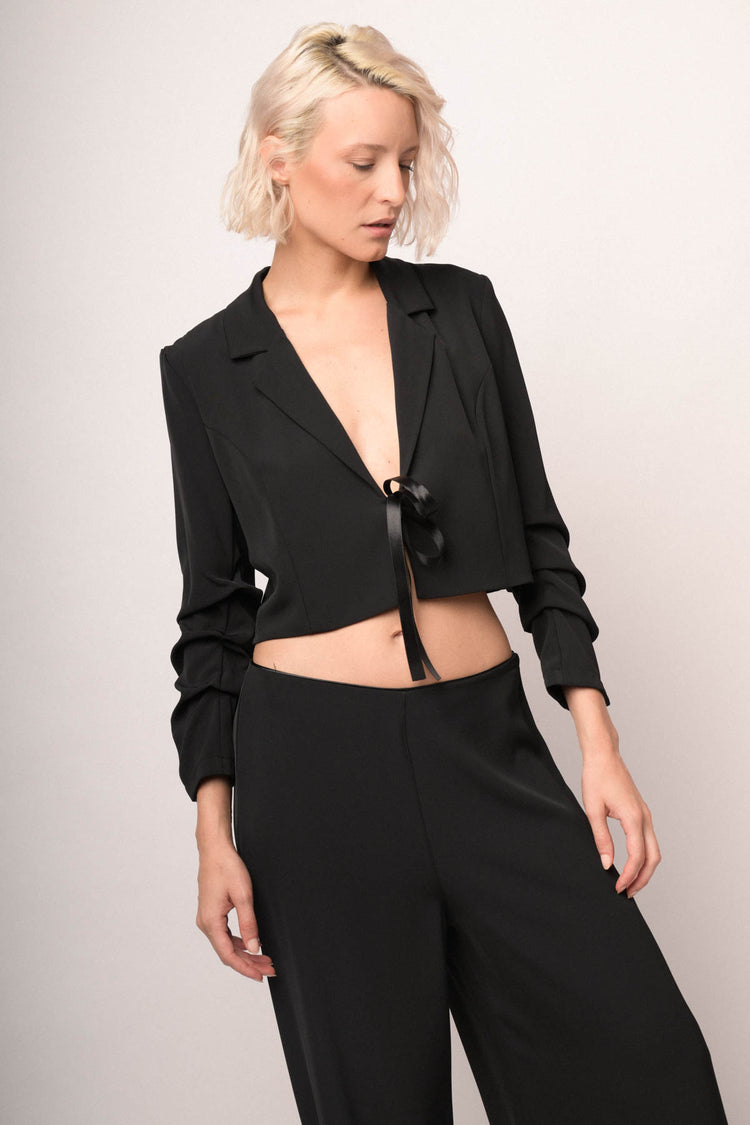 Blazer crop nero con nastro in raso