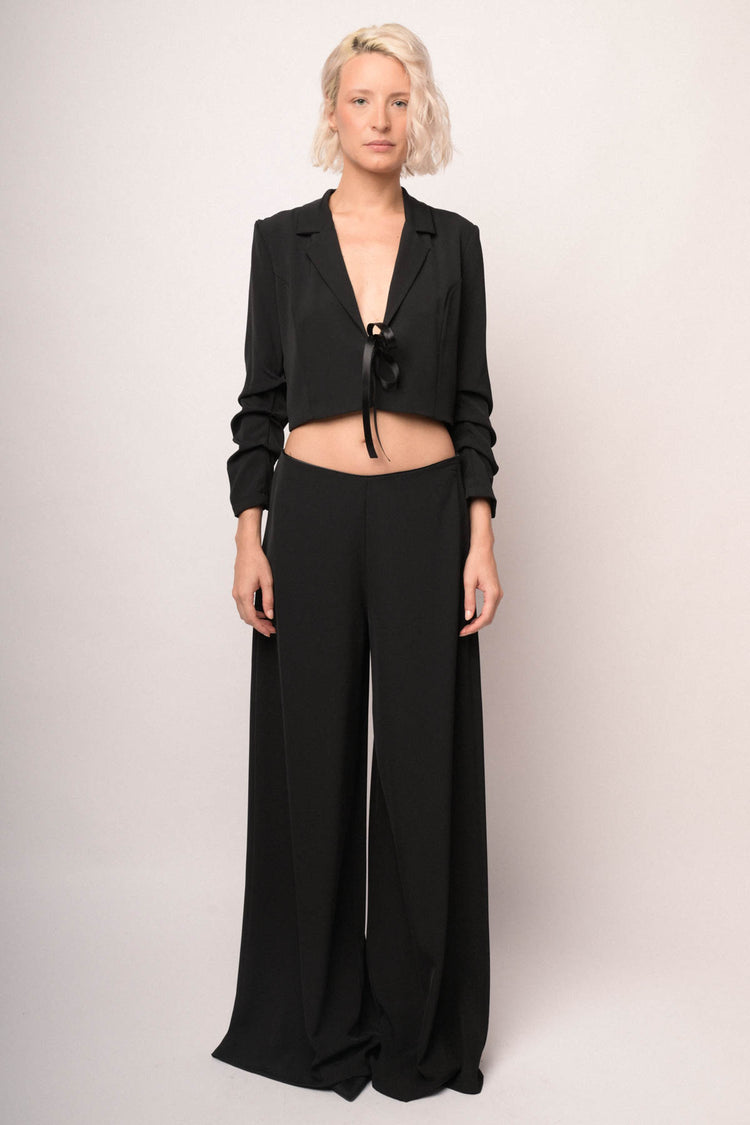 Blazer crop nero con nastro in raso