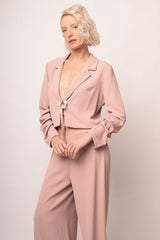 Blazer crop rosa pastello con nastro in raso