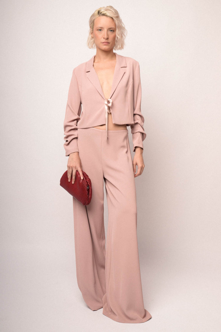 Blazer crop rosa pastello con nastro in raso