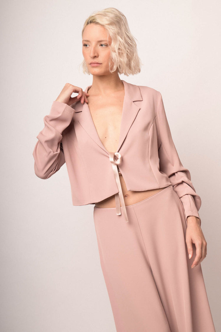 Blazer crop rosa pastello con nastro in raso