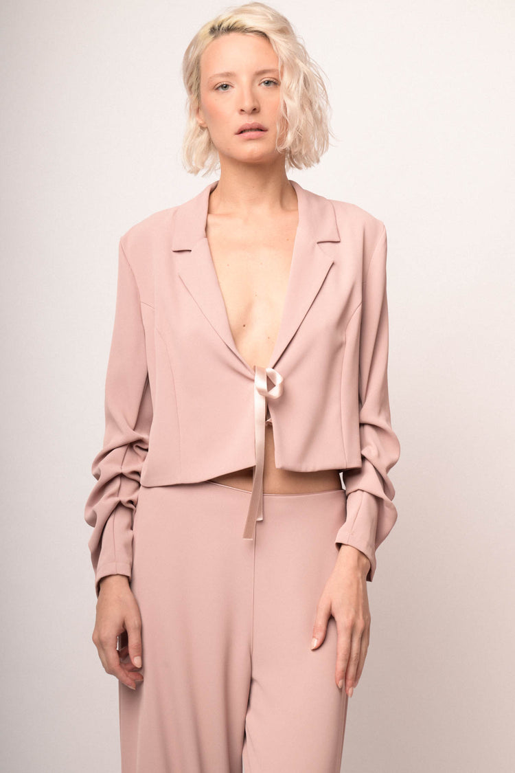 Blazer crop rosa pastello con nastro in raso