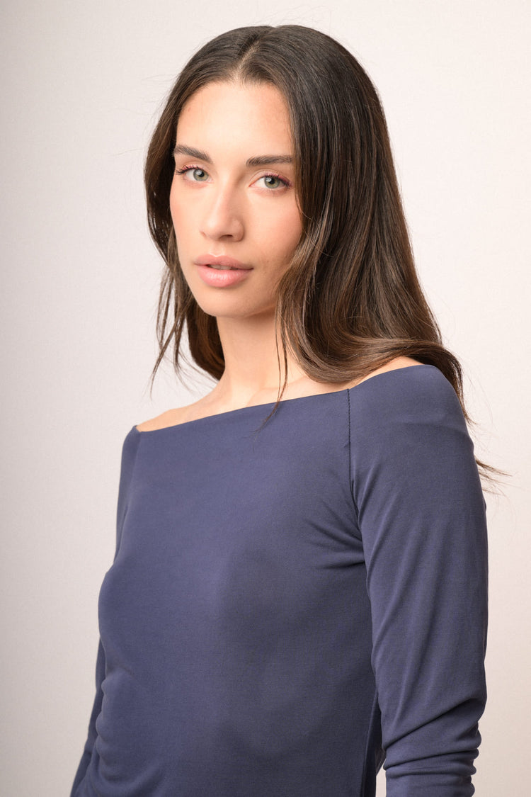 T-shirt in modal blu con spalle scoperte