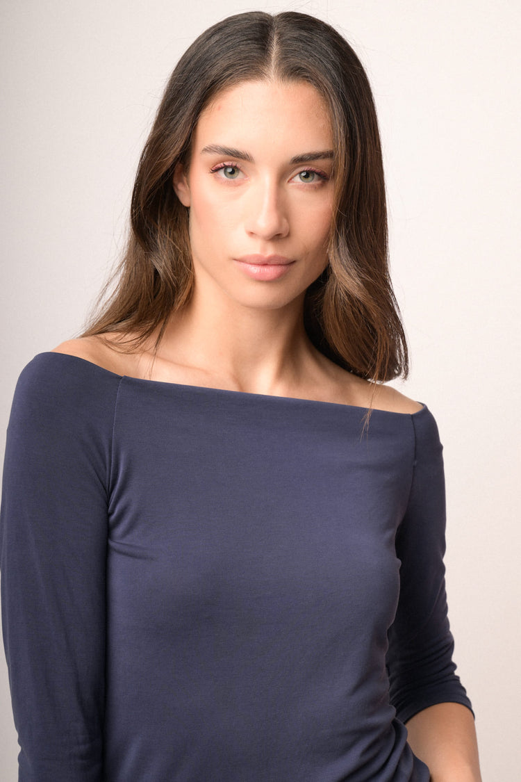 T-shirt in modal blu con spalle scoperte