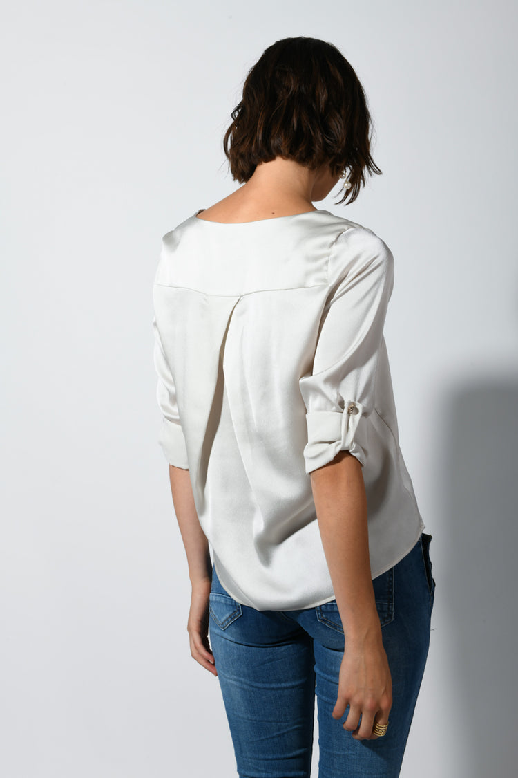 Blusa in raso con scollo a V