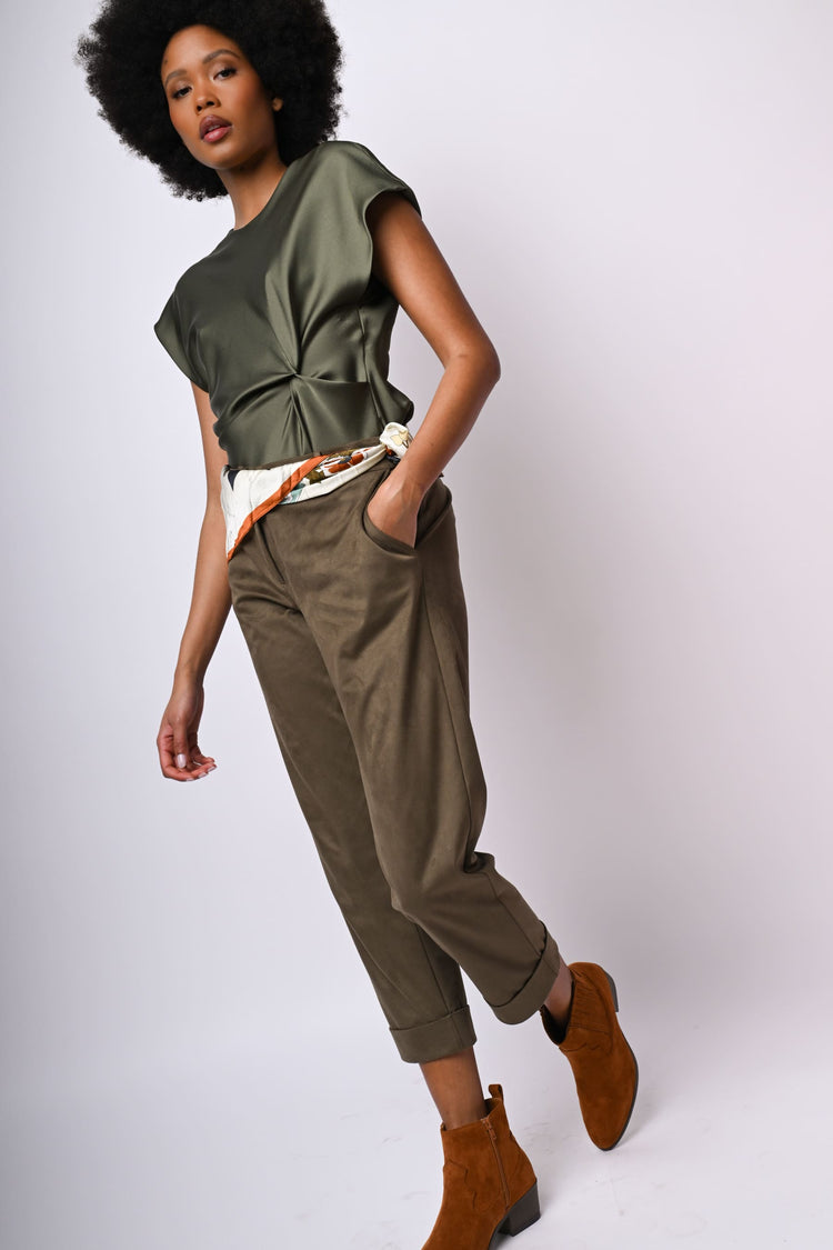Pantaloni in faux suede con risvolto