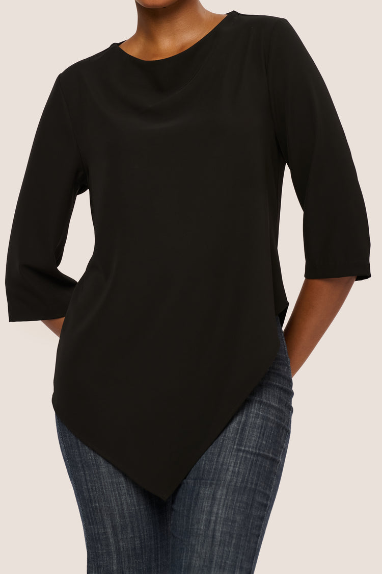 Blusa con orlo asimmetrico