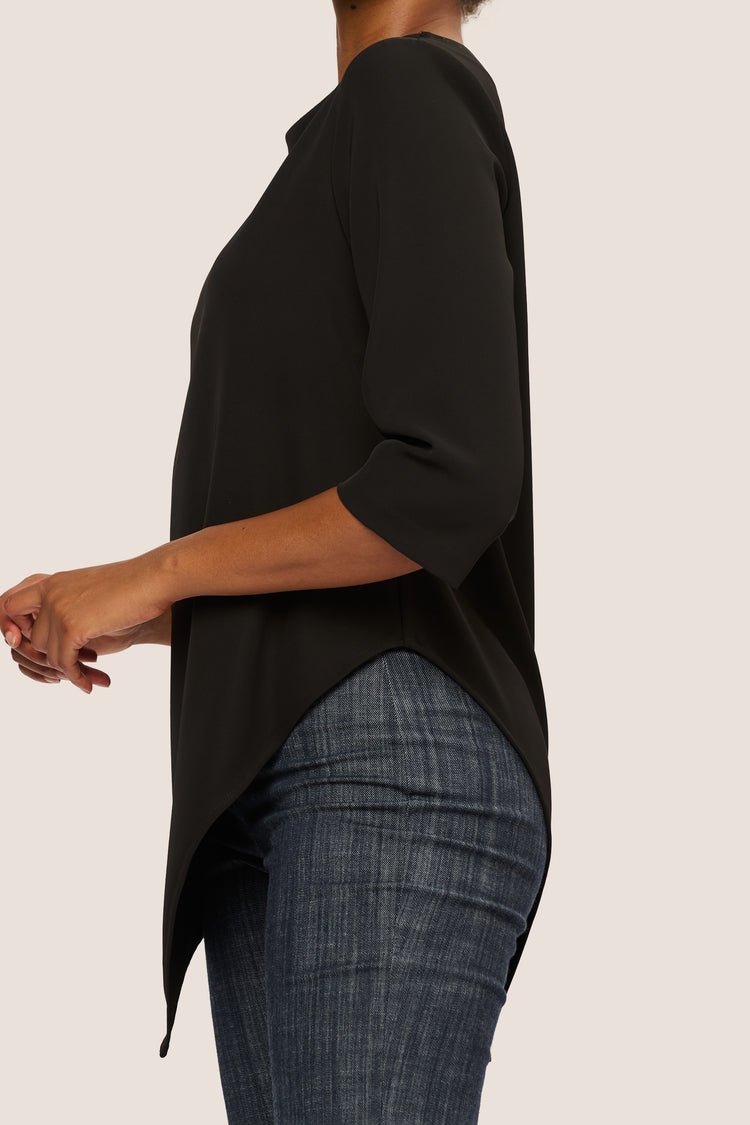 Blusa con orlo asimmetrico