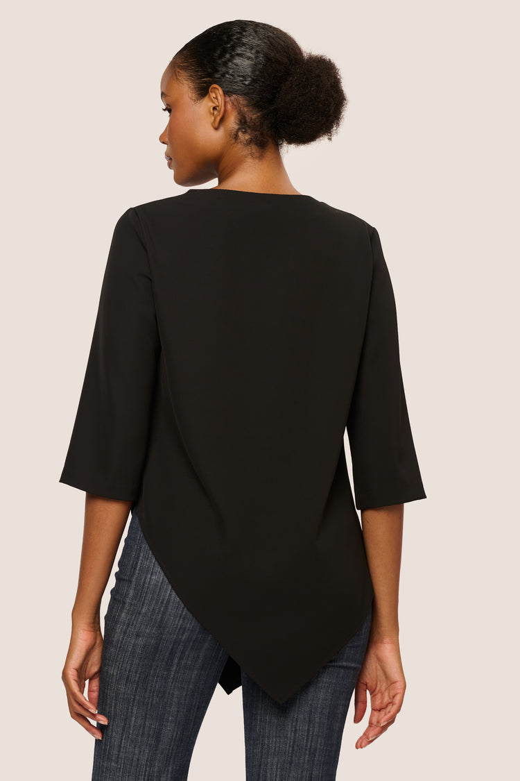 Blusa con orlo asimmetrico