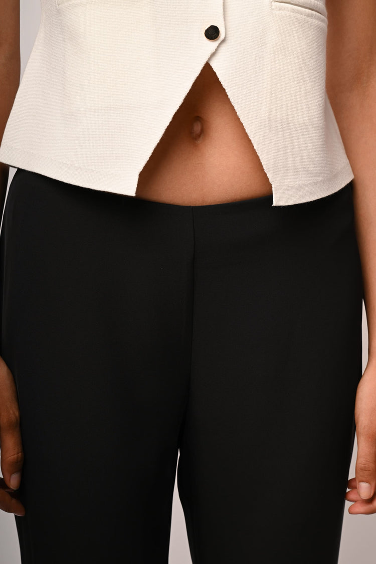 Pantaloni a gamba svasata