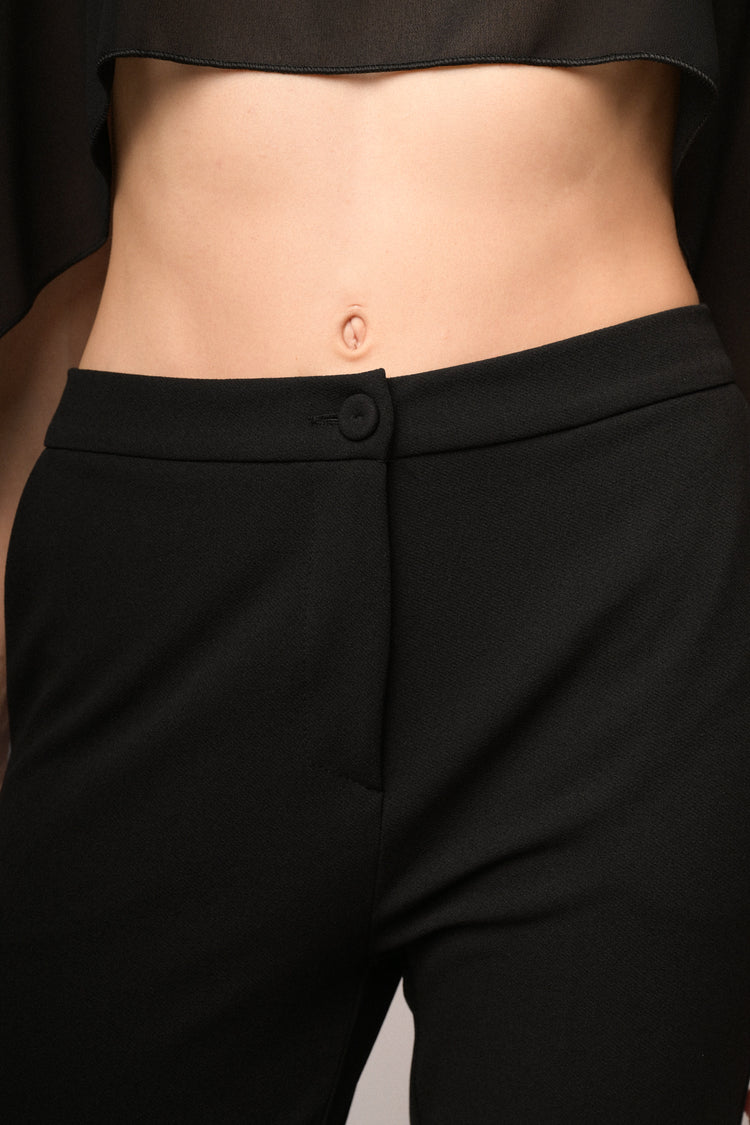 Pantaloni neri a gamba svasata