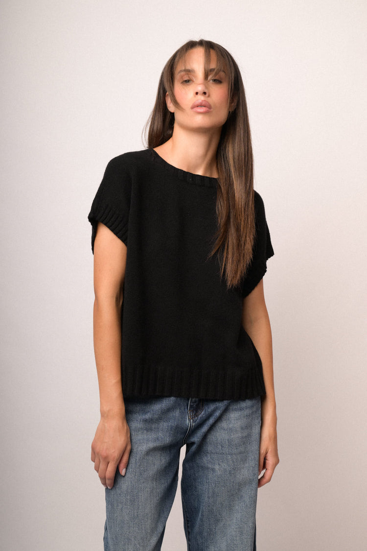 Pull in maglia nera con maniche ad aletta