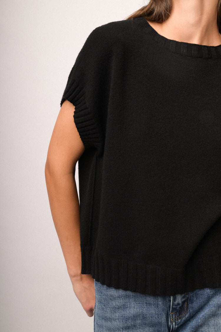 Pull in maglia nera con maniche ad aletta