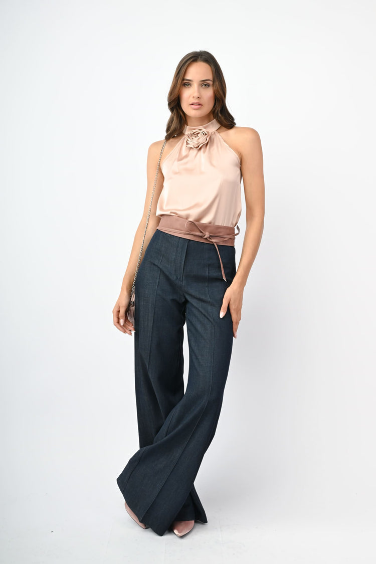 Top halter con rosa