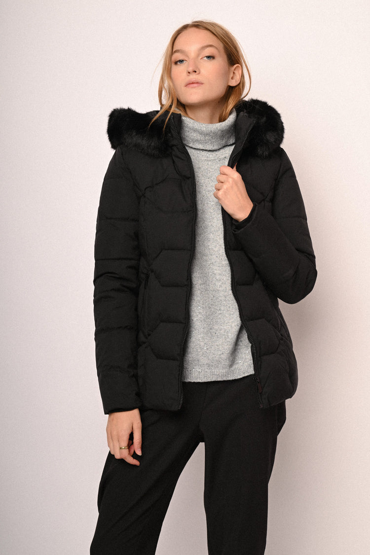 Piumino corto con cappuccio in faux fur