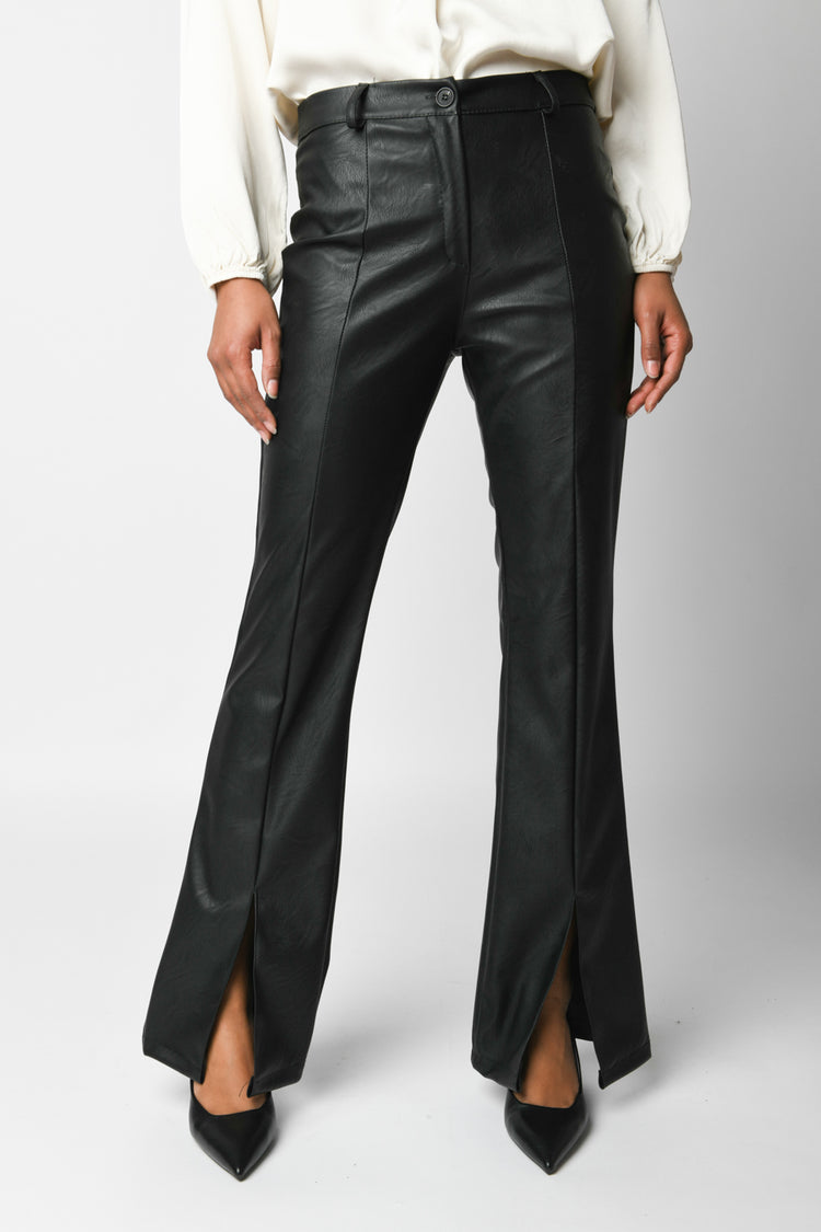 Pantaloni in similpelle con spacchi