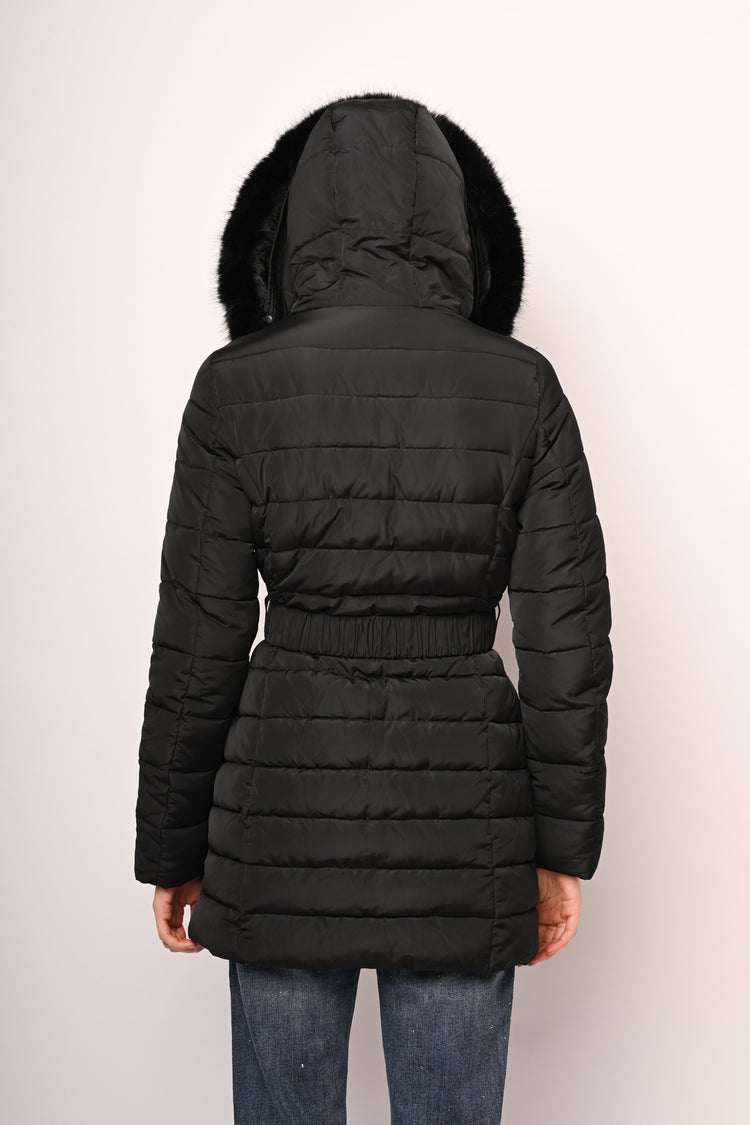 Piumino con cappuccio in faux fur e cintura