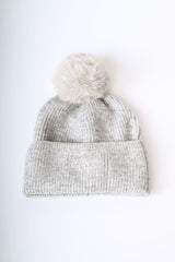 Berretto con pompon e cuore in strass